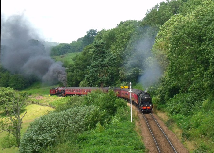 926 vorn, hinten Schublok USATC S160 Nr. 2253, Foto bei Green End zwischen den Feldwegbrücken, um 14:43h am 05.08.2019