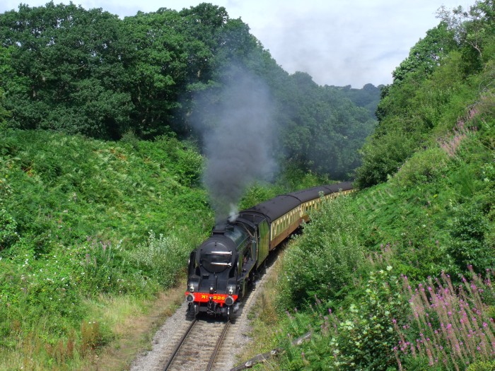 5428 mit Zug nach Pickering, im Einschnitt südlich der Straßenbrücke bei Beck Hole, um 10:20h am 06.08.2019