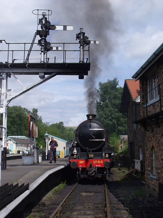 1264 wartet auf dem ganz östlichen Gleis 4 auf ihren Zug in der Station Grosmont, um 12:40h am 06.08.2019