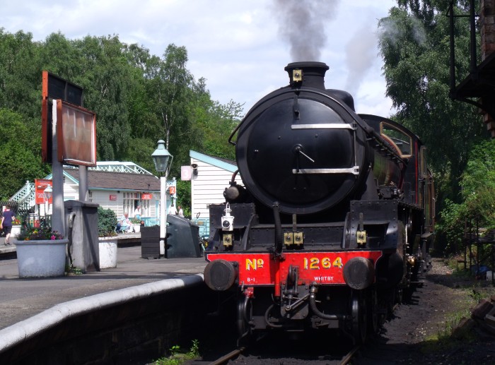 1264 wartet auf dem ganz östlichen Gleis 4 auf ihren Zug in der Station Grosmont, um 12:40h am 06.08.2019