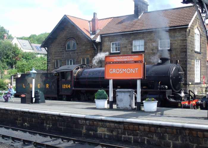 1264 wartet auf dem ganz östlichen Gleis 4 auf ihren Zug in der Station Grosmont, um 12:44h am 06.08.2019