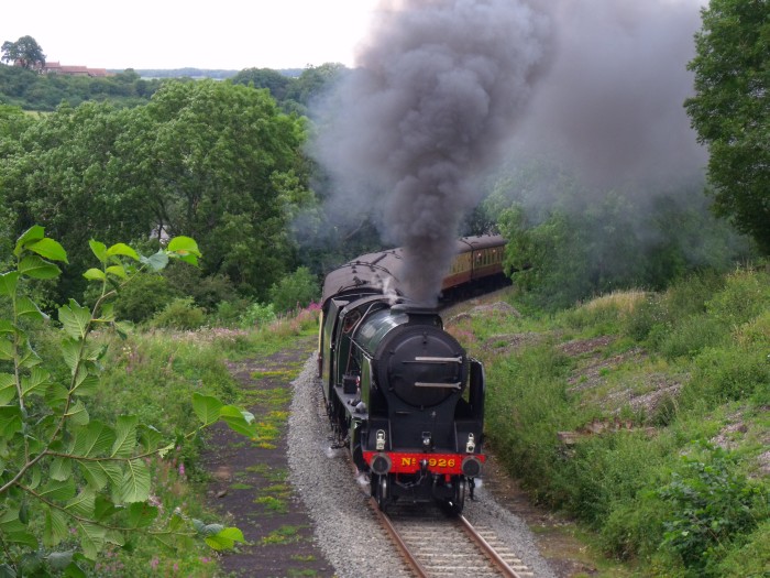 926 REPTON mit Zug nach Pickering, in der Kurve kurz vor der ersten Feldwegbrücke bei Esk Valley / Green End, um 14:55h am 06.08.2019