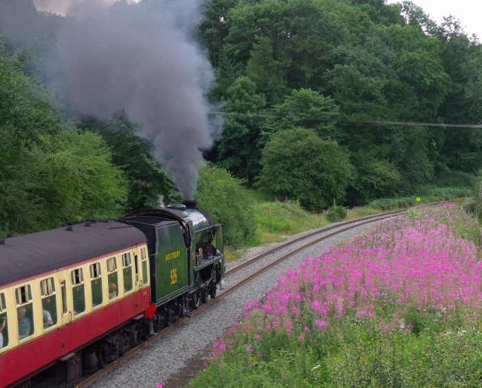 926 REPTON mit Zug nach Pickering an der ersten Feldwegbrücke bei Esk Valley / Green End, um 14:55h am 06.08.2019