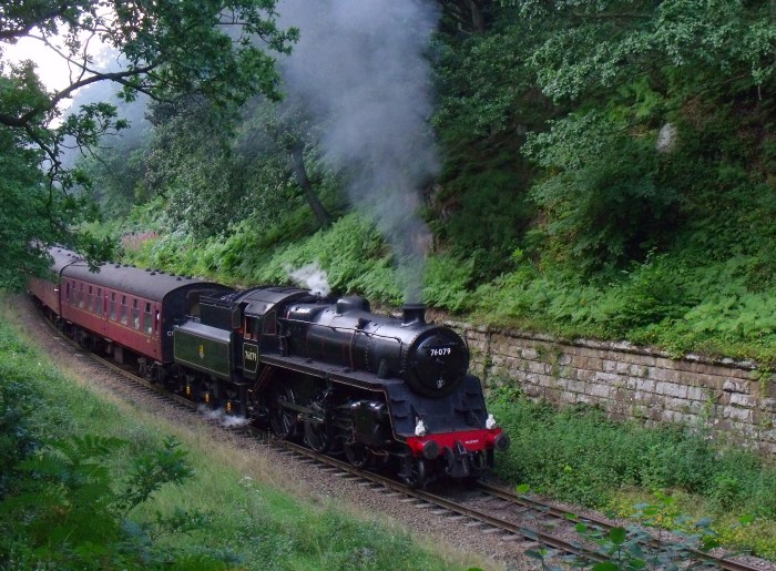76079 in der Kurve vor der Straßenbrücke bei Beck Hole, um 17:29h am 06.08.2019