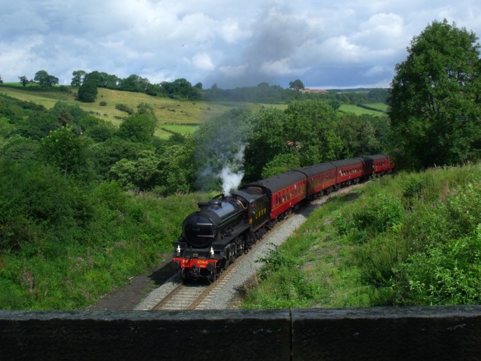1264 mit dem ersten Zug nach Pickering an diesem Tag an der ersten Feldwegbrücke bei Esk Valley / Green End, um 10:40h am 07.08.2019