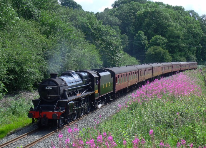 5428 abwärts fahrend an der unteren Feldwegbrücke bei Esk Valley / Green End, um 14:04h am 07.08.2019