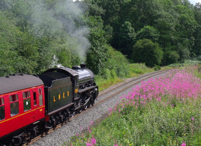 1264 mit Zug von Whitby nach Pickering, nahe der unteren Feldwegbrücke bei Esk Valley / Green End, um 14:37h am 07.08.2019