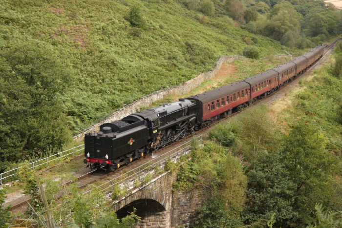 92134 Tv mit Zug Pickering→Whitby im Water Ark-Tal, um 13:02h am 28.08.2024
