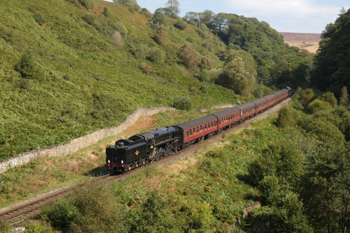 92134 Tv vorm Zug Richtung Grosmont/Whitby bei Water Ark, um 13:12h am 29.08.2024