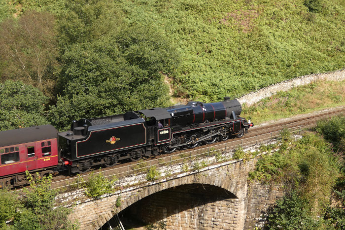 ... und hinten dran war 44806 Tv angekuppelt am Zug nach Whitby, abwärts um 13:12h am 29.08.2024
