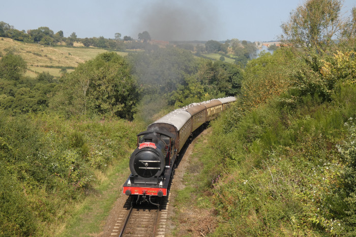 2392 vorn vorm Mittags Diner-Zug Grosmont→Pickering, fotografiert direkt von der ersten Feldwegbrücke bei Esk Valley / Green End, um 12:39h am 30.08.2024,...