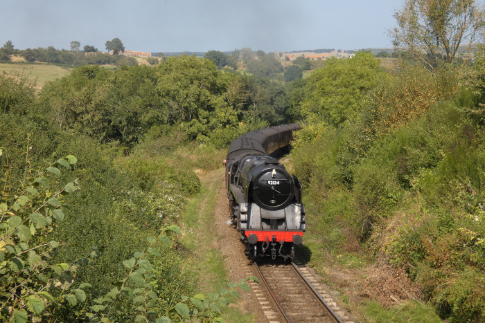 92134 mit Zug Whitby→Pickering, an der ersten Feldwegbrücke hinter Esk Valley bei Green End, um 13:35h am 30.08.2024
