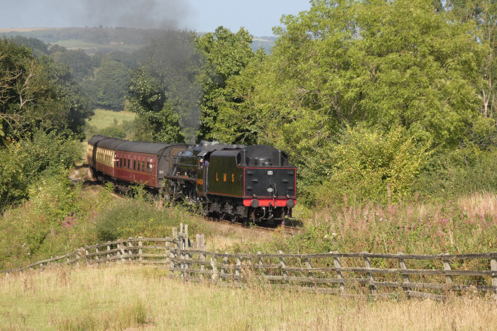 5428 (als Lok der LMS beschriftet und lackiert), hier nun mit Zug Whitby→Pickering rückwärts den Berg hoch, an den Wiesen kurz vor der ersten Feldwegbrücke hinter Esk Valley bei Green End, um 14:44h am 30.08.2024