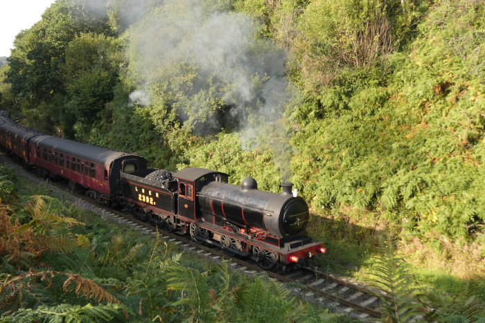 2392 mit Zug Grosmont→Pickering, bei Beck Hole im Einschnitt vor der Straßenbrücke, um 16:52h am 30.08.2024