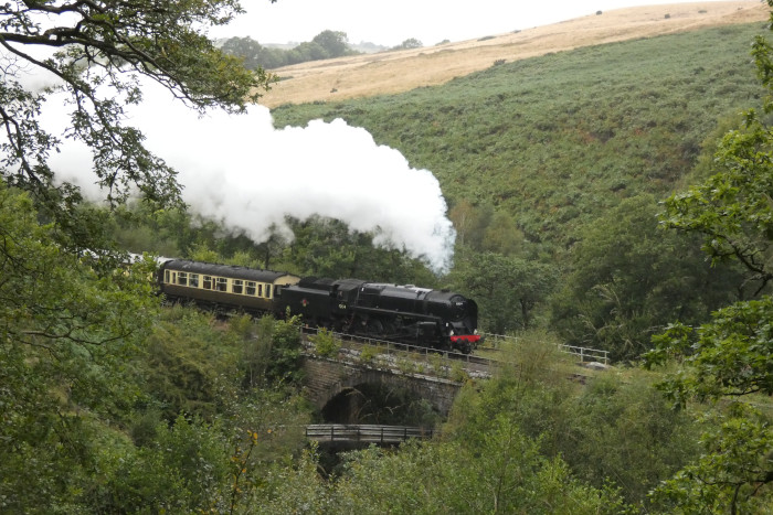 92134 mit Moorlander-Diner -Zug (Grosmont→Pickering, aus Pullmanwagen) bei Thomason Foss / Water Ark, um 12:45h am 01.09.24