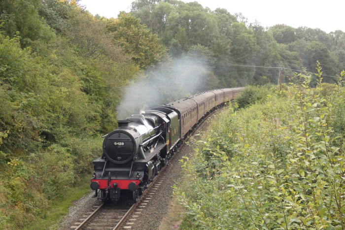 5428 mit Zug Pickering→Whitby an der unteren Feldwegbrücke (in anderer Richtung als die „erste“ bezeichnet) bei Green End, um 13:02h am 03.09.2024