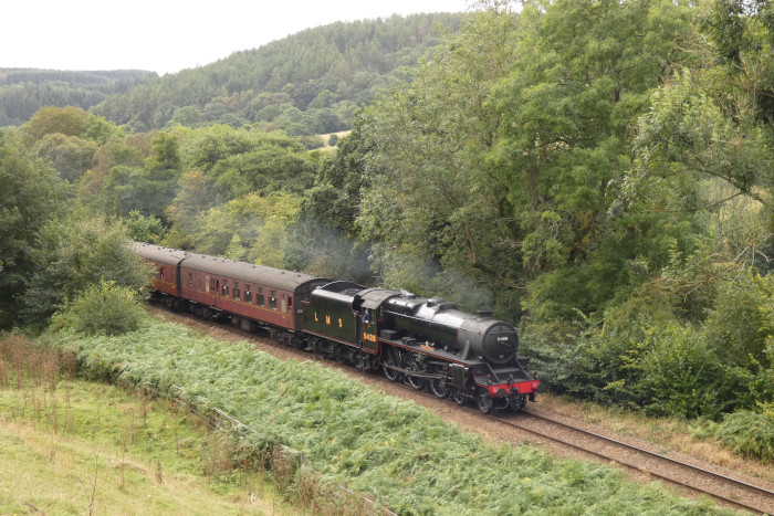 5428 mit Zug Pickering→Whitby kurz vor der oberen Feldwegbrücke (in anderer Richtung als die „zweite“ bezeichnet) bei Green End, um 12:59h am 04.09.2024