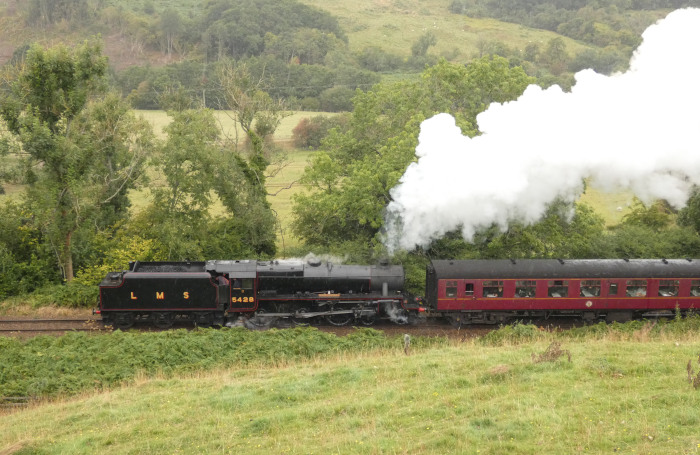 5428 Tv mit Zug aus Whitby Richtung Pickering, nun auch mal zur Abwechslung...;-) im Regen aufgenommen, hinter der 2.Brücke bei Green End, um 14:52h am 04.09.2024
