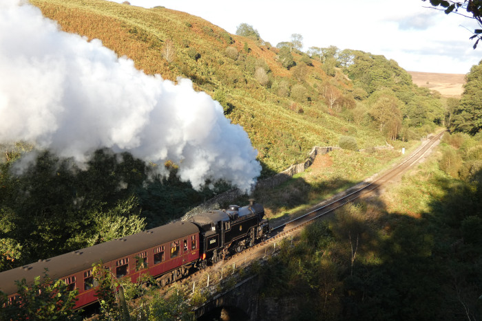 80136 zieht den letzten Zug des Tages nach Pickering mit schönem Sound und in Rest-Sonnenlicht dieses Abends bergauf, fotografiert und akustisch aufgenommen bei Water Ark, um 18:01h am 11.09.2024