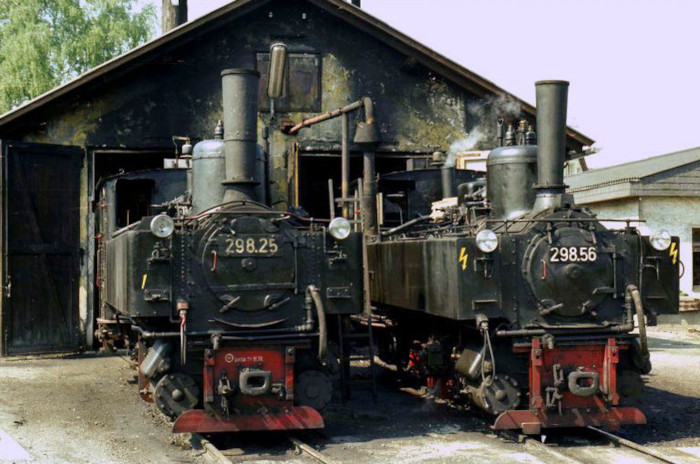 298.25 neben 298.56 vor dem Schuppen des Heizhaus Garsten, im April 1978
