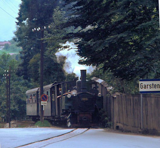 298.51 mit Pz Richtung Grünberg/Molln an dem berüchtigten oder bekannten... Bahnübergang zwischen Garsten und Sarning, Juli 1976