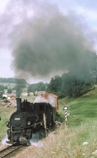 399.01 mit einem dieser planmäßigen Güterzüge hinter der Ausfahrt Weitra, im Sommer 1975