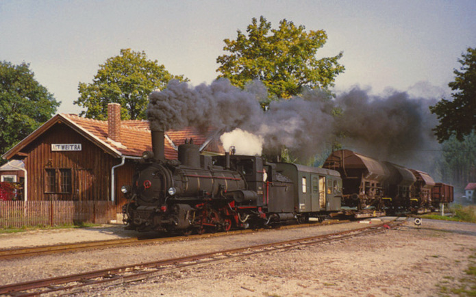 399.02 mit Güterzug Bzg 71445 in Alt Weitra, im September 1992
