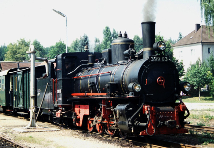 399.06 vor einem Personenzug in Alt Nagelberg, allerdings nun schon im Sonderverkehr, nämlich im August 1995