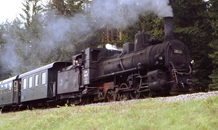 399.01 mit Personenzug bei Heidenreichstein, im Juli 1976