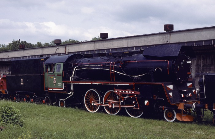 Ol49-4 als kalt ausgestellte Museumslok im Gelände des Bw Ełk, fotografiert am 26.06.1995