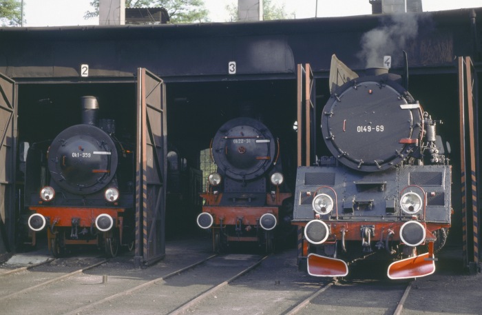 Ol49-69 neben Ok22-31 und der bekannten P8 Ok1-359 im Schuppen Bw Wolsztyn, abends am 04.07.1995