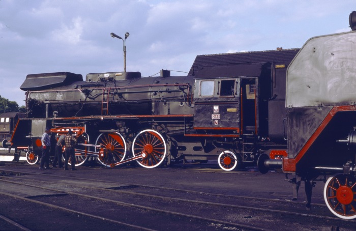an der Ol49-7 sind Kuppelstangen für eine Reparatur teilweise abgebaut, Bw Wolsztyn am Abend des 04.07.1995