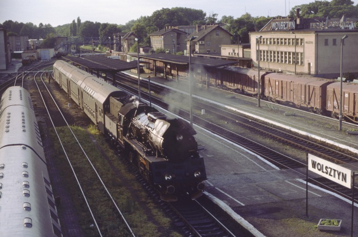 Ol49-32 vor Zug Nr.44231 (->Grodzisk Wlkp.) am Bahnsteig in Wolsztyn, abends am 04.07.1995