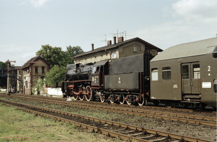 Ol49-69 Umsetzen der Wagen aus Zug 33045 im Bahnhof Wolsztyn am Abend des 05.07.1995
