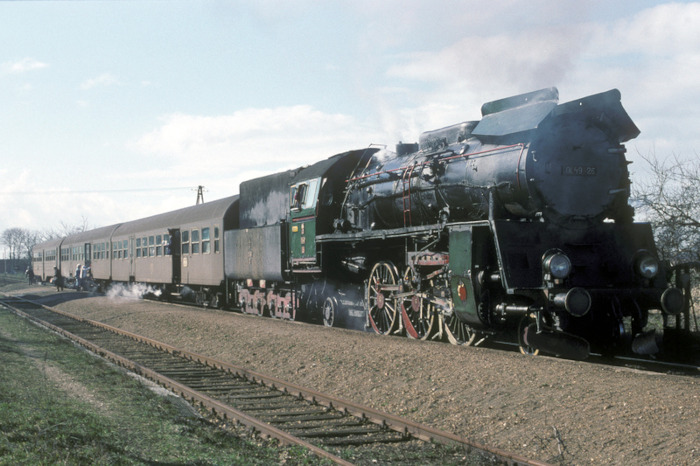 Ol49-26 vor Personenzug beim Halt in Borek im März 1990