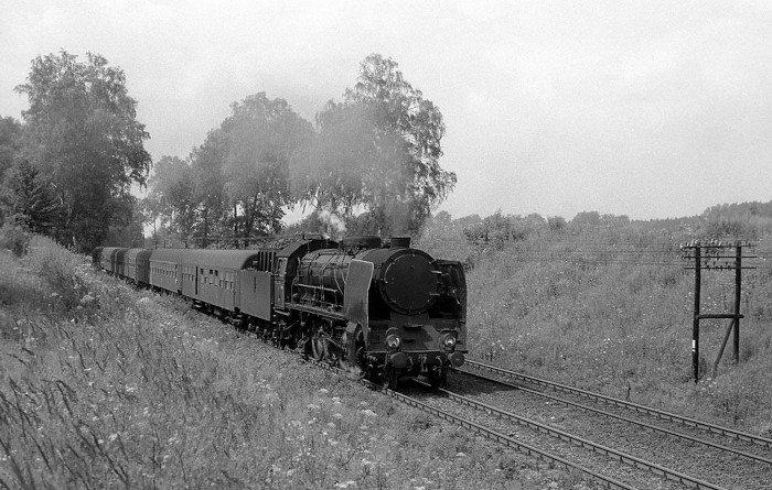 Pt47-112 mit D-Zug in voller Fahrt bei Nowy Świętów, im Juli 1986