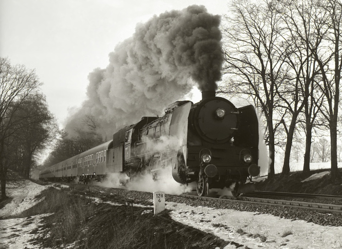 Pt47-168 mit D-Zug in voller Fahrt bei Nowy Świętów, im März 1986