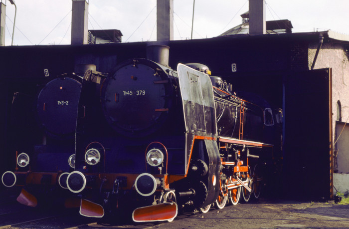 Ty45-379 neben Ty3-2 im Bw Wolsztyn, am 04.07.1995
