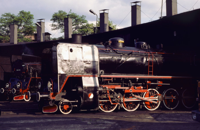 Ty45-379 im Bw Wolsztyn, weiter dahinter ist Ol49-69 zu sehen, abends am 04.07.1995