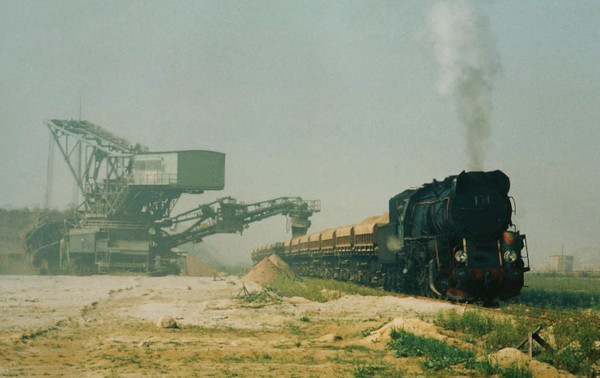 Sandzug hinter Ty45-134 wartend wird gerade beladen, an einer Verladestelle in der Kotlarnia, August 1991