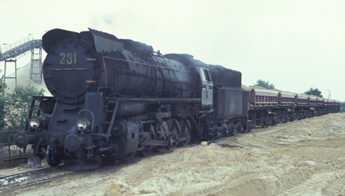 Ty45-231 mit typischem Sandzug auf Anschlussgleis in der Grube Kotlarnia, 1991