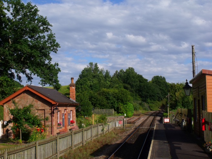 Der Blick vom Bahnsteig in Stogumber entlang der Strecke Richtung Süden