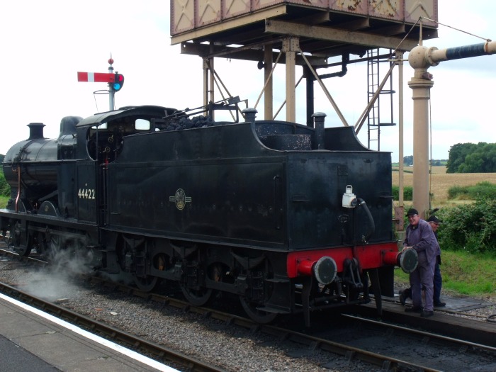 44422 neben dem Wasserkran und -Turm in Bishops Lydeard, um 11:49h am 03.08.2016