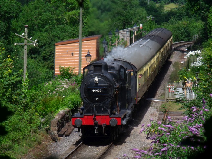 44422 mit Zug aus Mi‍n‍ehead nach Bishops Lydeard, Ausfahrt aus Stogumber Station, um 11:20h am 04.08.2016