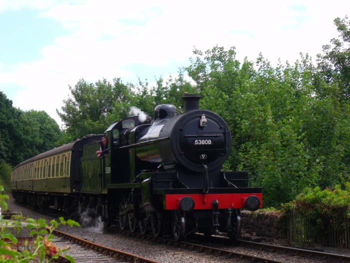 53808 mit Zug von Bishops Lydeard nach Mi‍n‍ehead, einfahrend in Stogumber, um 14:42h am 24.07.2018